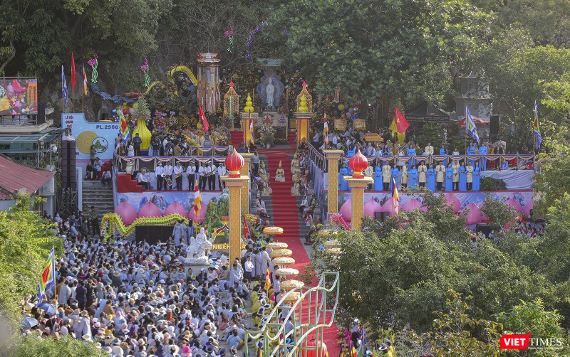Quang cảnh lễ Vía đức Bồ Tát Quán Thế Âm tại chùa Quán Thế Âm Ngũ Hành Sơn diễn ra trong sáng nay, 10/3