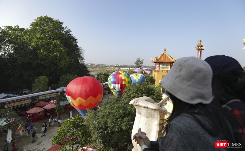 Sau phần lễ Vía đức Quán Thế Âm là lễ hội khinh khí cầu