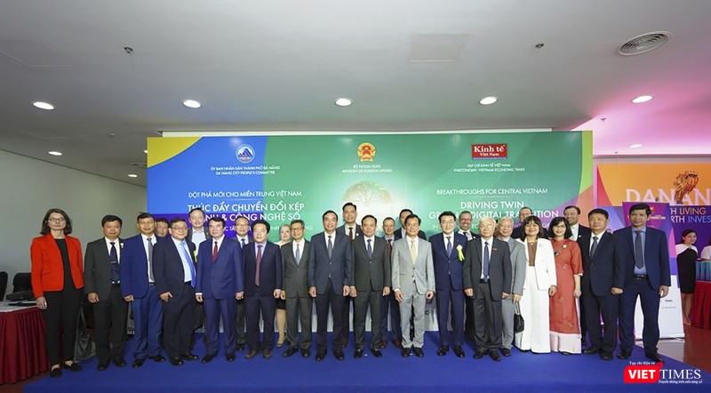 Phó Thủ tướng Chính phủ Trần Lưu Quang chụp ảnh lưu niệm cùng các đại biểu tham dự diễn đàn Phó Thủ tướng Chính phủ Trần Lưu Quang chụp ảnh lưu niệm cùng các đại biểu tham dự diễn đàn