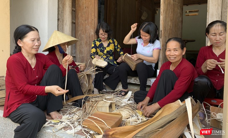 Biểu diễn chế tác mặt hàng thủ công mỹ nghệ từ mo cau