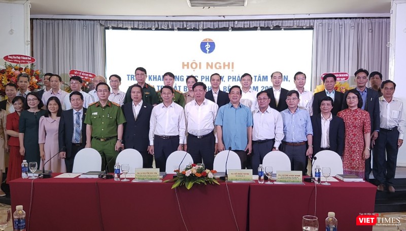 Các đại biểu chụp ảnh lưu niệm