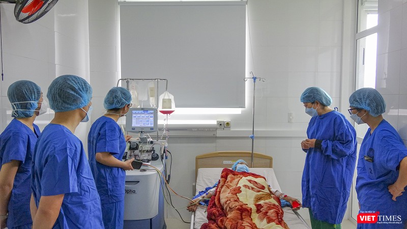 Bệnh nhân trò chuyện với bác sĩ sau ca ghép