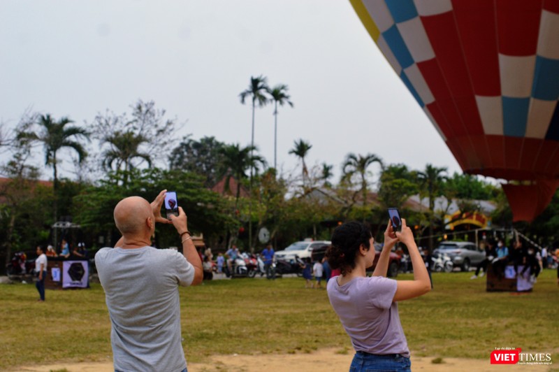 Du khách nước ngoài hứng thú với lễ hội