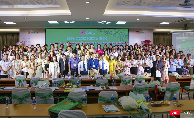 Các đại biểu chụp ảnh lưu niệm