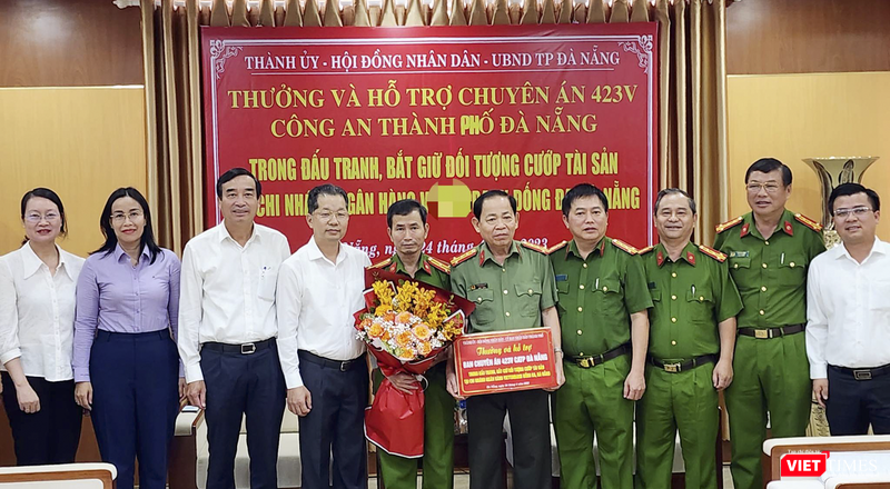 Bí thư Thành ủy Đà Nẵng Nguyễn Văn Quảng, Chủ tịch UBND TP Đà Nẵng Lê Trung Chinh, cùng lãnh đạo HĐND TP thăm và thưởng “nóng” cho lực lượng điều tra Bí thư Thành ủy Đà Nẵng Nguyễn Văn Quảng, Chủ tịch UBND TP Đà Nẵng Lê Trung Chinh, cùng lãnh đạo HĐND TP thăm và thưởng “nóng” cho lực lượng điều tra