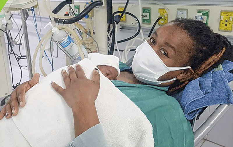 Chị Lydia Nanja N và bé L.W.D được áp dụng phương pháp ấp con kangaroo. (ảnh BVCC)