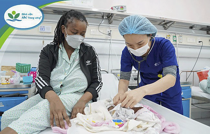 Chị Lydia Nanja N và bé L.W.D đang được bác sĩ Trung tâm Sơ sinh, Bệnh viện Nhi Trung ương chăm sóc (ảnh BVCC)