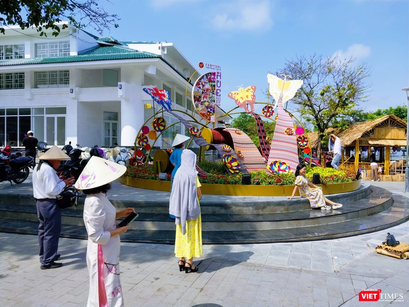 Người dân và du khách checkin với tiểu cảnh làng ghề