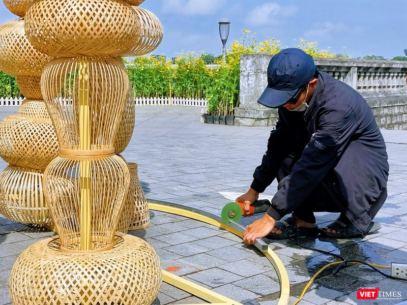 Công nhân chạy đua với thời gian