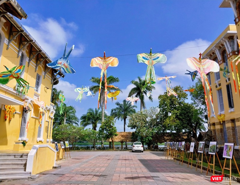 Không gian sắp đặt dọc bờ sông Hương