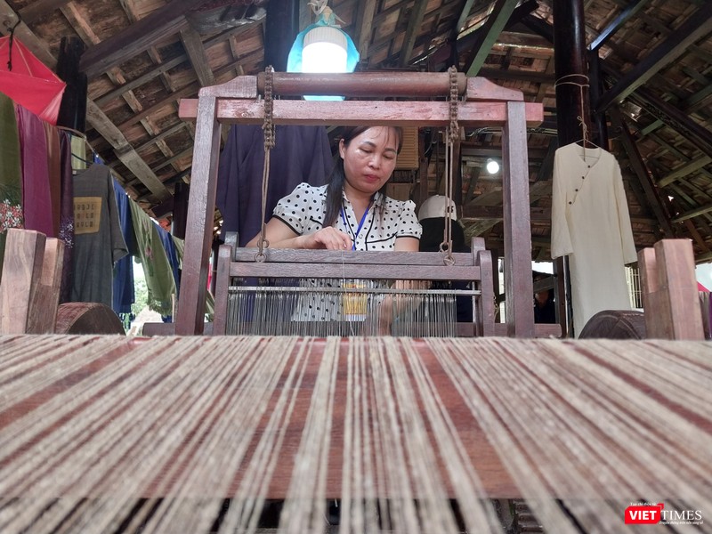 Nghệ nhân làng nghề dệt đũi Nam Cao (Thái Bình) trình diễn nghề dệt đũi cha ông để lại đã 400 năm qua