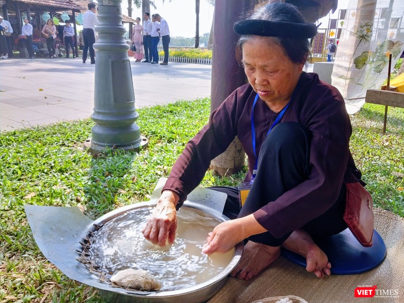 Nghệ nhân làng nghề dệt đũi Nam Cao (Thái Bình) trình diễn nghề dệt đũi cha ông để lại đã 400 năm qua.