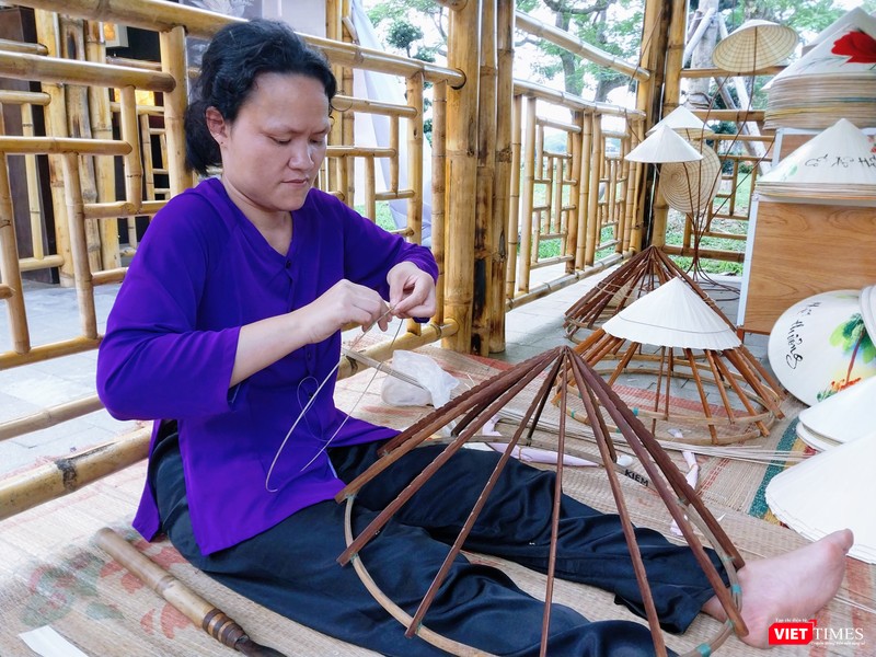 Nghệ nhân làng nghề chằm nón lá Huế trình diễn kỹ thuật làm nón truyền thống