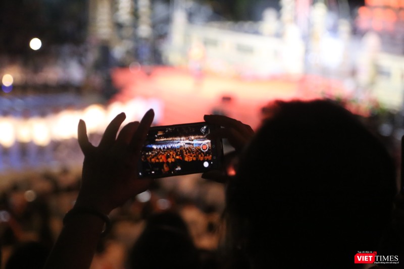 Du khách ghi lại những khoảnh khắc của đêm khai mạc Festival Nghề truyền thống Huế 2023