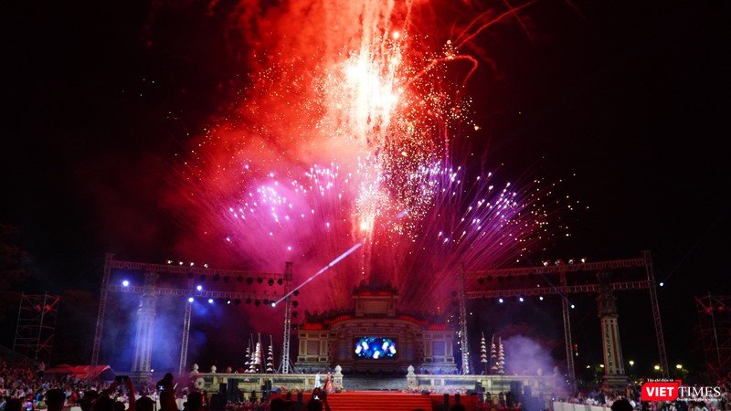 Đêm khai mạc Festival Nghề truyền thống Huế 2023 kết thúc bằng màn pháo hoa rực rỡ