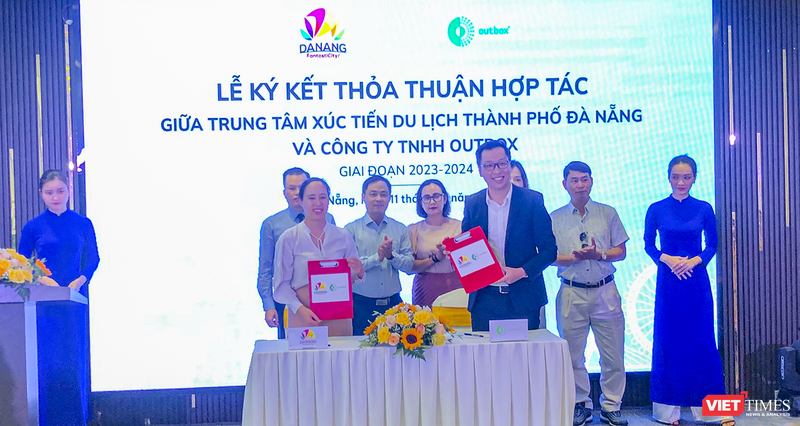 Trung tâm Xúc tiến Du lịch Đà Nẵng và Outbox tại buổi ký kết hợp tác.