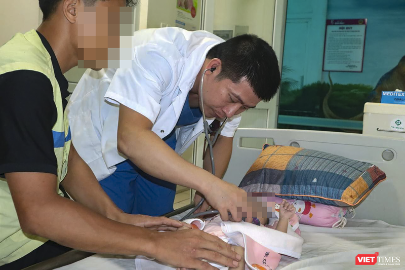 Bác sĩ thăm khám cho bệnh nhi sau ca phẫu thuật (ảnh BVCC) vt_hanh trinh tim 2.png