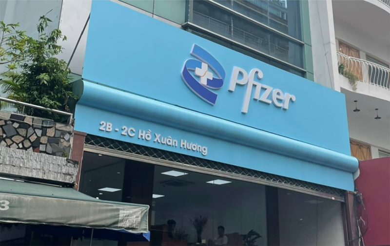 Cơ sở thẩm mỹ PFIZERS quảng cáo mang logo có dấu hiệu vi phạm nhãn hiệu hàng hóa của tập đoàn đa quốc gia Pfizer Inc., vi phạm pháp luật khi hành nghề (ảnh Sở Y tế TP.HCM)