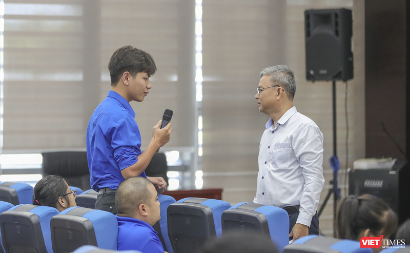 Học viên và báo cáo viên thảo luận hỏi đáp các nội dung về an ninh mạng và cách ứng xử trên môi trường mạng xã hội vt_tap huan 2.png