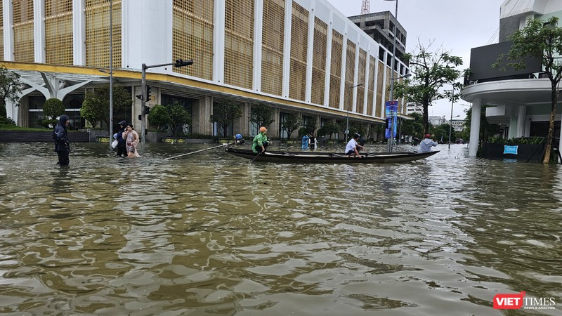 Mưa lớn kéo dài liên tục cùng lượng nước trên các sông dâng cao đã khiến Huế chìm trong “biển nước”, người dân đi lại bằng ghe thuyền.