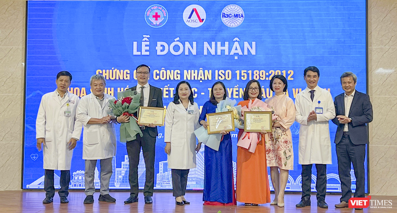 Đại diện Văn Phòng Công nhận năng lực đánh giá sự phù hợp về tiêu chuẩn chất lượng (AOSC) đã trao Chứng chỉ ISO 15189:2012 cho 3 khoa Sinh hóa, Huyết học - truyền máu, Vi sinh của Bệnh viện Đà Nẵng.