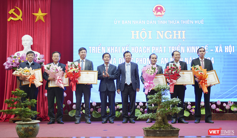 Lãnh đạo tỉnh Thừa Thiên Huế tặng bằng khen cho các tập thể có thành tích xuất sắc trong công tác CCHC năm 2023vị vt-thua-thien-hue-ky-ket-3-2462.png