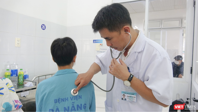 Bác sĩ thăm khám cho bệnh nhân sau phẫu thuật (ảnh BVCC)