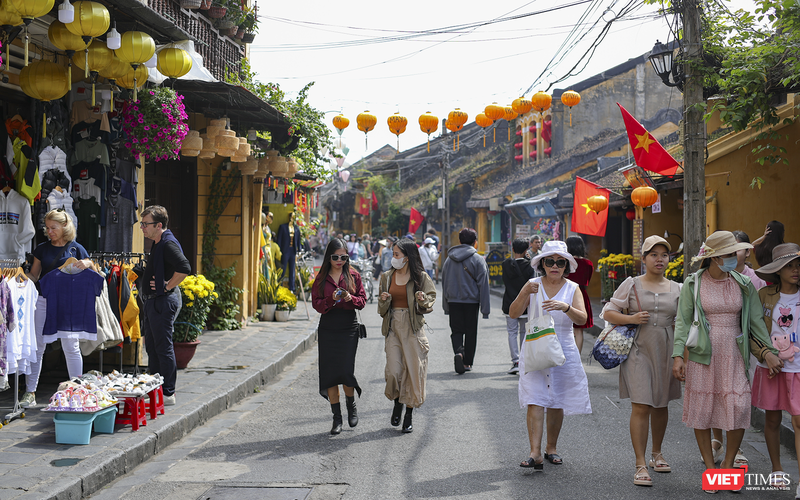 Du khách tham quan phố cổ Hội An (Quảng Nam)