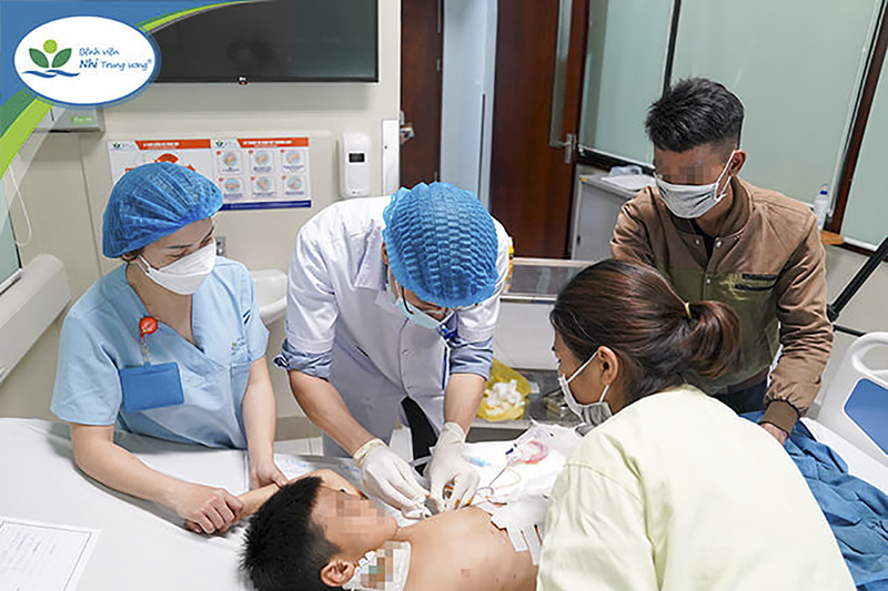 Các bác sĩ thăm khám cho bệnh nhi bị chó cắn (Ảnh BVCC) cho-can-1-6243.png