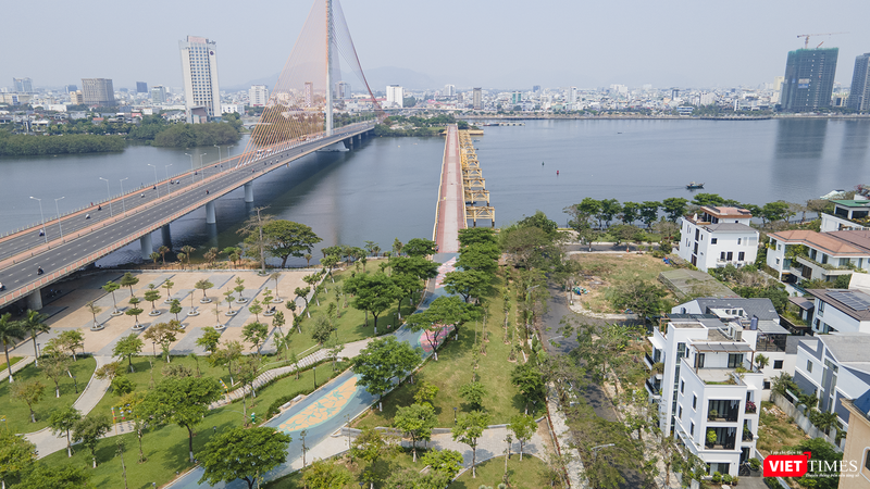 Trước những năm 1975, cây cầu mang tên Trịnh Minh Thế. Sau ngày đất nước thống nhất, cây cầu vinh dự mang tên người anh hùng Nguyễn Văn Trỗi. Đến năm 1978, cầu được dỡ bỏ mặt cầu bằng gỗ, thay bằng kết cấu bê tông cốt thép. vt_nguyen van troi 3.png