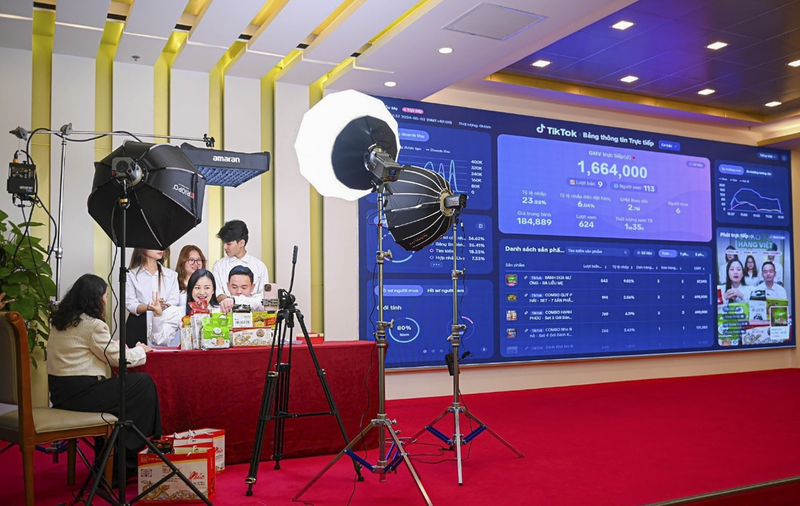 Một buổi hướng dẫn livestream bán hàng trên Tiktok do Sở Công thương TP Đà Nẵng tổ chức. livestream ban hang.png