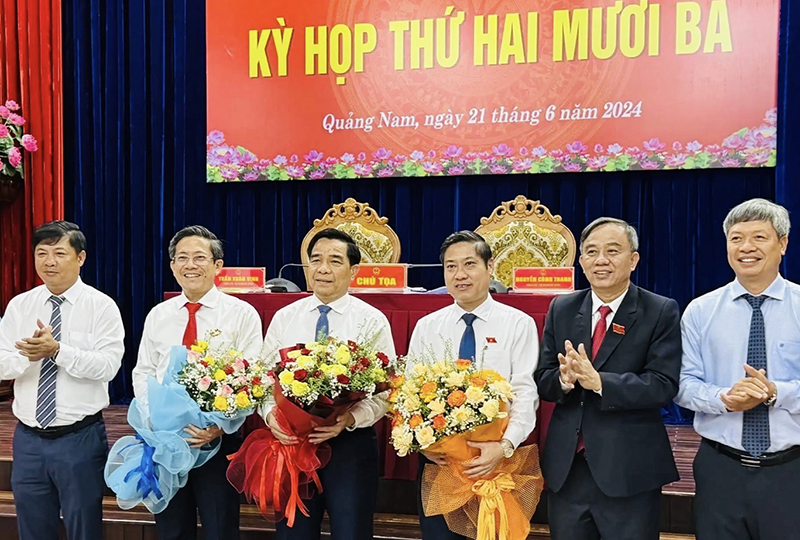 Lãnh đạo tỉnh tặng hoa chúc mừng Chủ tịch UBND tỉnh Lê Văn Dũng (thứ ba từ trái sang) và 2 Phó Chủ tịch UBND tỉnh Trần Nam Hưng và Phan Thái Bình được bầu tại Kỳ họp thứ 23, HĐND tỉnh Quảng Nam khóa X (Ảnh CTV)