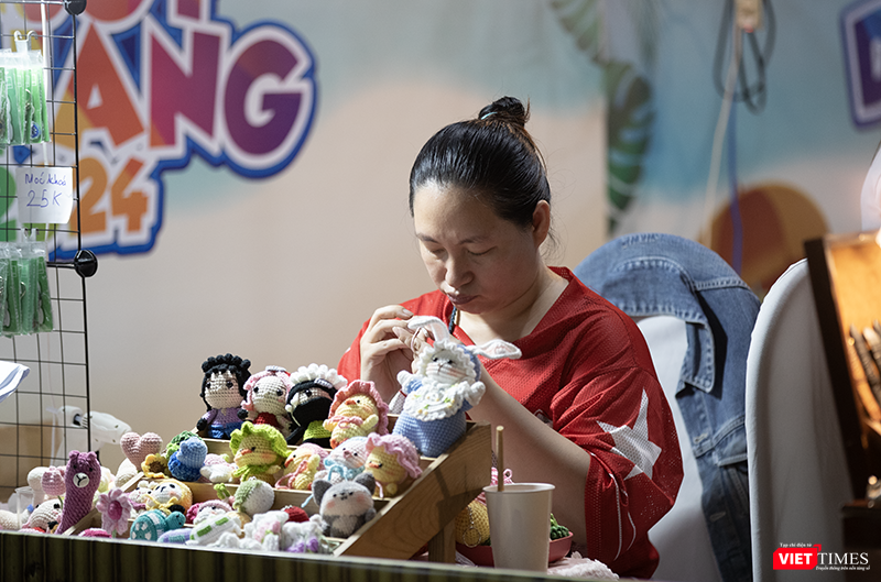 Trình diễn móc sợi len làm con giống