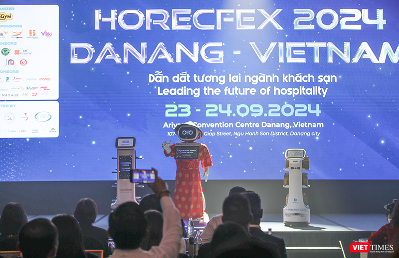 Các robot nhân viên khách sạn được giới thiệu tại sự kiện vt_doi moi sang tai khach san 1.png