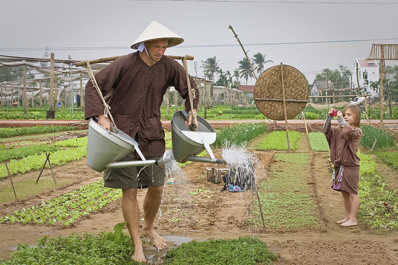 Du khách nước ngoài trải nghiệm làm nông dân tại Làng rau Trà Quế (Hội An, Quảng Nam)