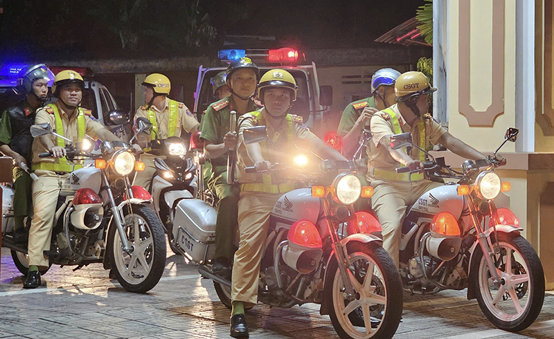 Công an TP Tam Kỳ ra quân xử lý học sinh, thanh thiếu niên vi phạm trật tự giao thông. Ảnh: CAQN