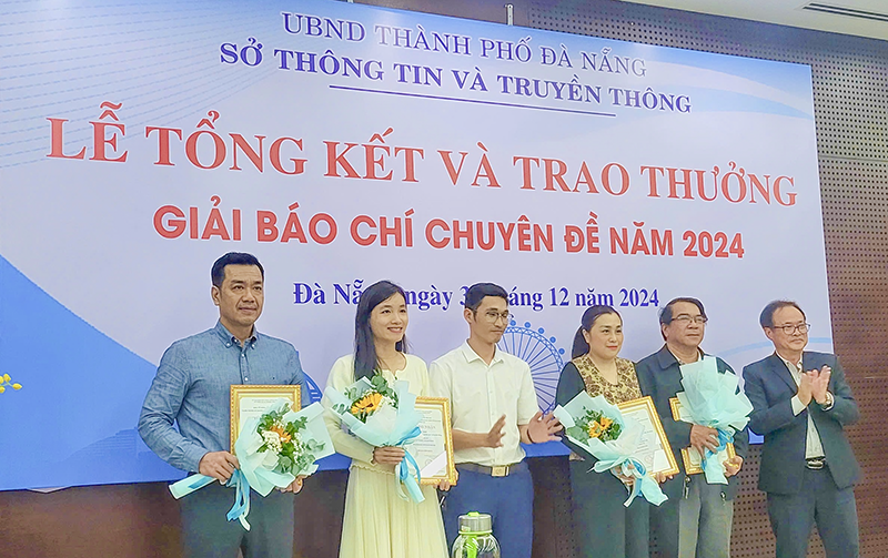 TP Đà Nẵng trao thưởng Giải Báo chí “Tuyên truyền về Chuyển đổi số của thành phố Đà Nẵng” năm 2024. Ảnh: Nguyên Khôi.