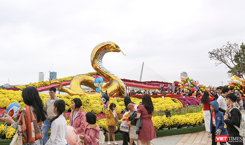 Linh vật năm Ất Tỵ tại đường hoa xuân Bạch Đằng, TP Đà Nẵng.