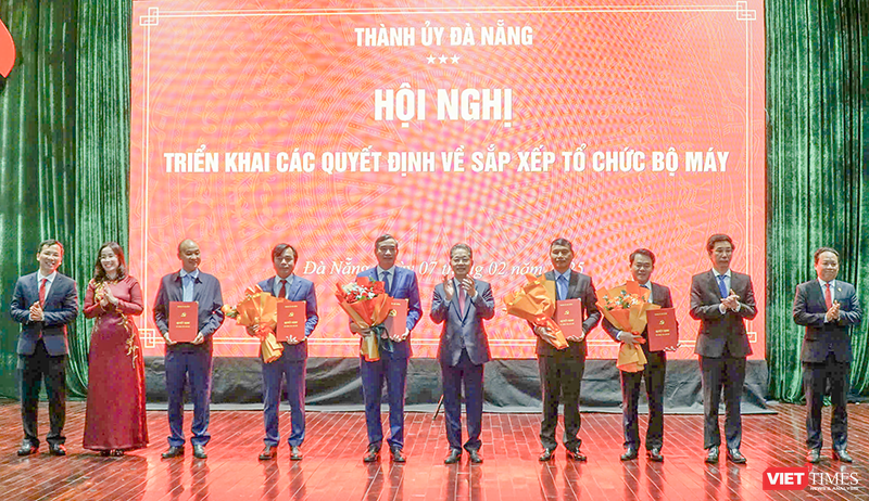 Ông Nguyễn Văn Quảng (thứ 5 từ phải sang), Bí thư Thành ủy Đà Nẵng trao quyết định cho ông Lê Trung Chinh (thứ 5 từ trái sang) và các cá nhân tại hội nghị.