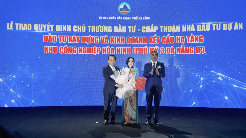 Lãnh đạo TP Đà Nẵng trao quyết định chủ trương đầu tư hạ tầng Khu công nghiệp Hoà Ninh cho đại diện Công ty CP Thanh Bình Phú Mỹ tại lễ khởi động dự án.