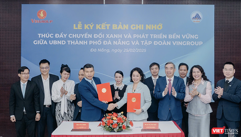 Ông Hồ Kỳ Minh, Phó chủ tịch Thường trực UBND TP Đà Nẵng và bà Lê Thị Thu Thuỷ, Phó chủ tịch Tập đoàn Vingroup trao biên bản ghi nhớ lại lế ký kết.