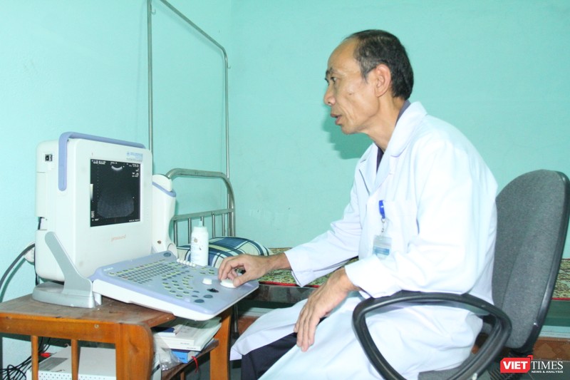 Bác sĩ Trịnh Đức Thiện khám bệnh cho người dân A Vao bằng chiếc máy siêu âm được cấp từ năm 2009 Vt _ Thien 1.JPG