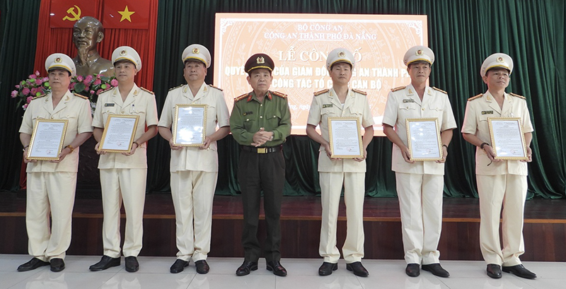 Lãnh đạo Công an TP Đà Nẵng trao quyết định phân công công tác đối với lãnh đạo cấp phòng sau khi giải thể công an quận, huyện. Ảnh: Công an cung cấp.