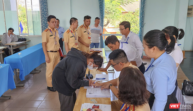 Ngày 6/5, Công an TP Đà Nẵng phối hợp cùng Trung tâm Giáo dục nghề nghiệp – Đào tạo lái ô tô, mô tô Đà Nẵng (STC) tổ chức kỳ sát hạch cấp giấy phép lái xe đầu tiên theo chức năng mới được Bộ Công an phân cấp. vt_sat hach 1.png