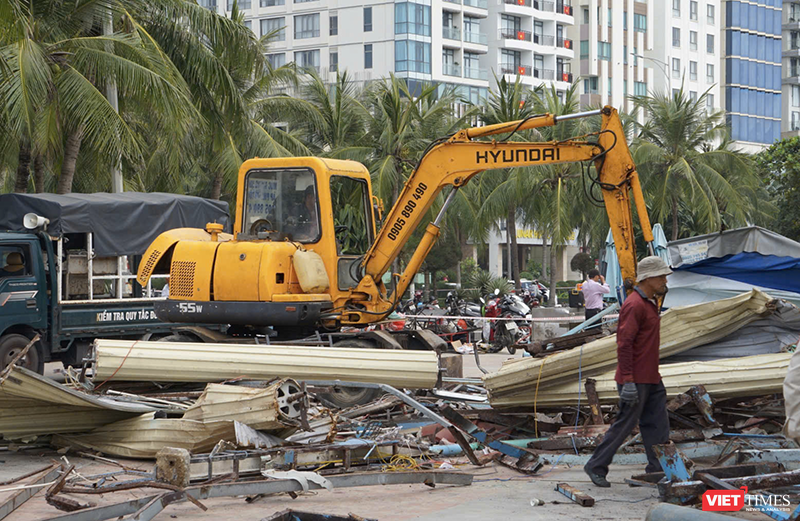 Lực lượng công nhân đang tháo dỡ các ki-ốt ven biển đường Võ Nguyên Giáp, quận Sơn Trà, TP Đà Nẵng. vt_di doi kiot 1.png