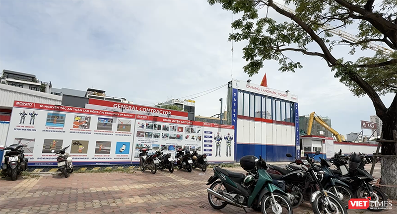 Dự án Landmark Tower có 2 tòa tháp đôi gồm tòa Phoenix cao 31 tầng và một tòa tháp Dragon cao 39 tầng nổi, dự án có 2 tầng hầm với tổng diện tích sàn căn hộ ở thương phẩm hơn 30.000 m2. Landmark Tower sở hữu 454 căn hộ nhà ở thương mại và 8 căn hộ ở kết hợp kinh doanh. Diện tích mỗi căn hộ từ 56-390,5m2 và được xây dựng theo kiểu căn hộ khép kín (có 3 phòng ngủ, phòng khách, khu bếp, khu vệ sinh riêng) với tiêu chuẩn quốc tế, trang bị đầy đủ tiện ích hiện đại thỏa mãn mọi nhu cầu an cư, nghỉ dưỡng, vui chơi, giải trí, thương mại, dịch vụ. vt_thuong hieu bds 5.png