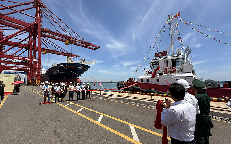 Lãnh đạo tỉnh Quảng Nam cùng nghi thức đưa tàu lai mới - CHU LAI PORT 02 nhằm đáp ứng nhu cầu vận tải biển, đảm bảo an toàn hàng hải cho tàu tải trọng lớn ra, vào Cảng biển quốc tế Chu Lai. vt_cang chu lai thaco 1.png