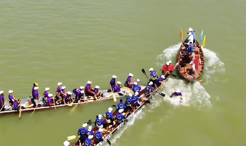 Thuyền đua đội Tam Tiến bị thuyền đua đội Cẩm Thanh và thuyền cổ động viên đâm chìm tại Giải đua thuyền truyền thống PT-TH Quảng Nam lần thứ 28 năm 2025. Ảnh chụp từ clip của Văn Tuấn Vlog.