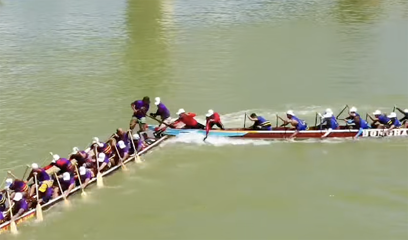 Tình huống qua tiêu, thuyền đua đội Cẩm Thanh đâm vào đuôi thuyền đua đội Tam Tiến. dua thuyen quang nam 6.png