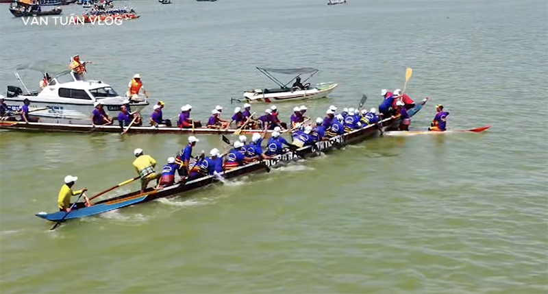 Thuyền đua đội Cẩm Thanh một lần nữa đâm trực diện vào thuyền đua đội Tam Tiến, dù lực lượng Cảnh sát giao thông đường thuỷ đã có mặt nhắc nhở. dua thuyen quang nam 8.png